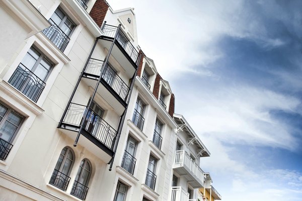 Peut-on trouver une maison de vacances en Bretagne avec des ateliers d'écriture et des balades en bord de mer?